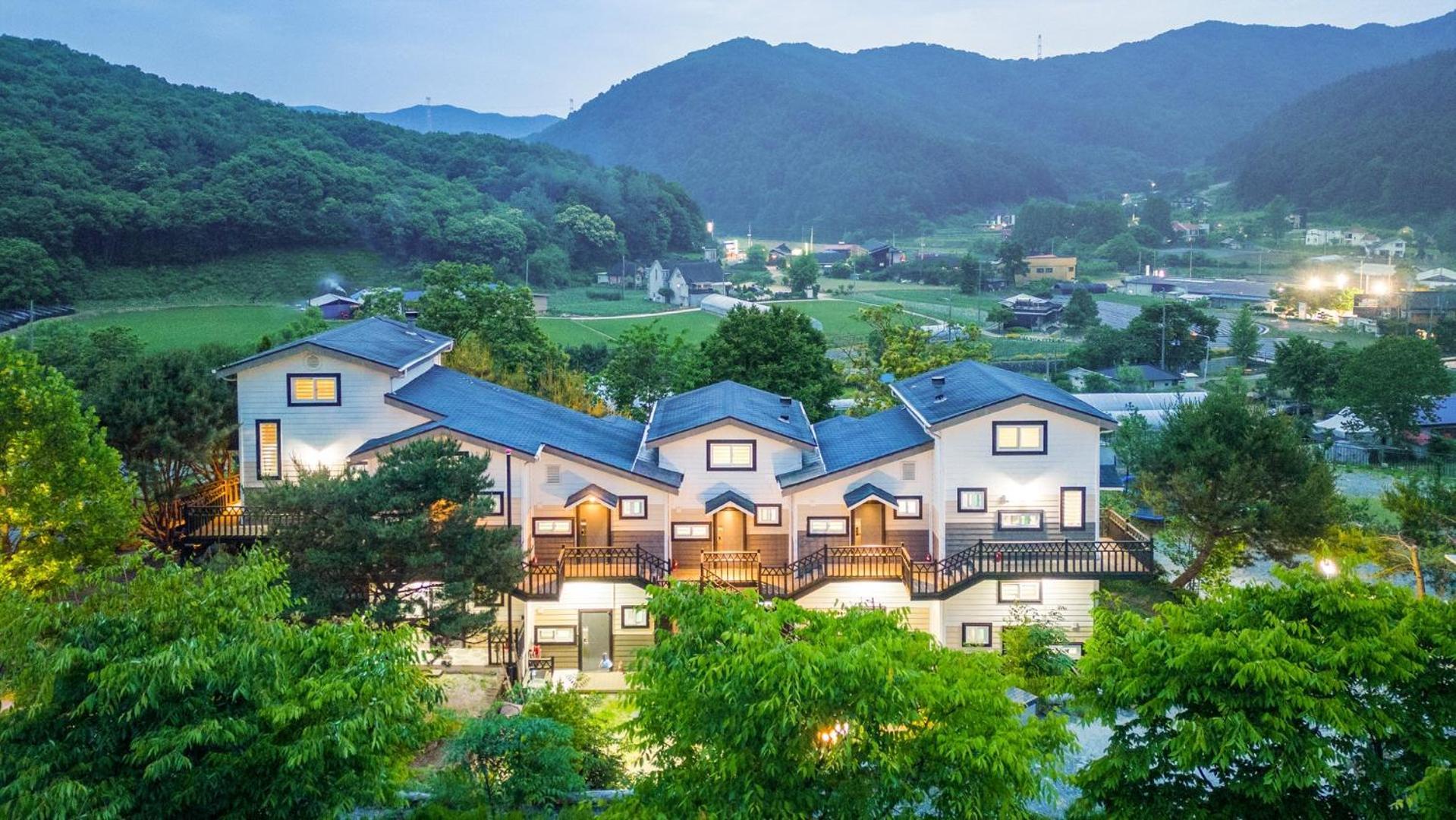 Hongcheon D-Day Pension&Camping Екстер'єр фото